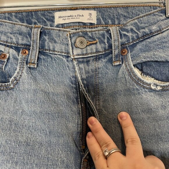 Abercrombie & Fitch High Rise Mom Jeans Light Wash Distressed Size 26 2 Short - Picture 6 of 8